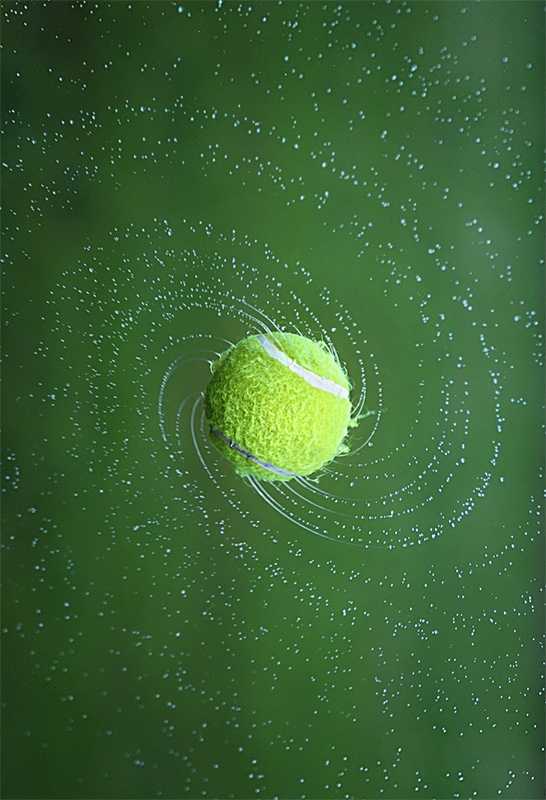 Rotierender Tennisball