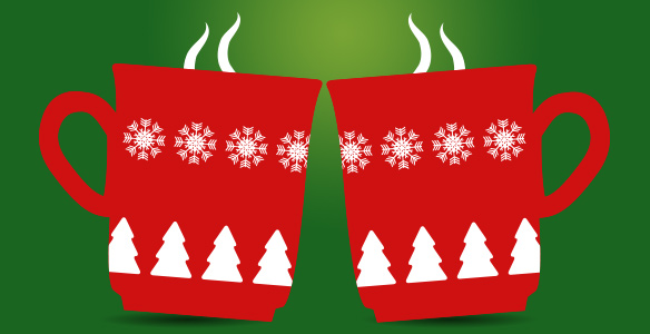 Zwei Glühwein-Tassen, die sich zuprosten