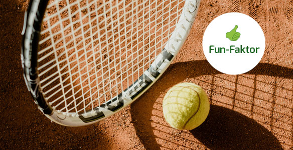 Tennisschläger und Ball mit Icon Fun-Faktor und Daumen nach oben
